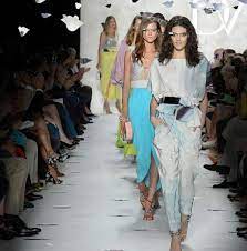 Google Glass Made Its Debut At New York S Fashion Week On Sunday Showing That Augmented Reality Can Be Stylish Have Fashion Technology Fashion Wearable Tech