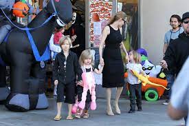 Angelina Jolie S Halloween Angelina Takes Shiloh And Twins Knox And Vivienne Costume Shopping Hello
