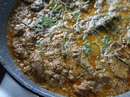 Rendang sesuai dihidangkan sebagai lauk, yang mana ia dimakan dengan lemang, nasi, pulut kuning atau pulut kunyit. Rendang Campur Berempah Azie Kitchen
