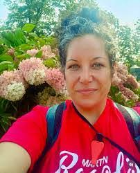 Sarah Degeare's Instagram, Twitter & Facebook