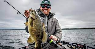 Cold water separates the perfectly balanced, perfectly tuned baits, from the endless stream of new tackle hitting the market every year. How To Catch Bass In The Winter Proven Cold Water Bass Tatics