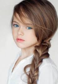 Depuis la mort de sa mère, cette fillette se fait coiffer tous les matins  par la conductrice de bus