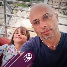 Professore si rifiuta di offrire una sigaretta, accoltellato in strada.  Colpito alla schiena a Bassano del Grappa da un giovane, è gravissimo #ANSA