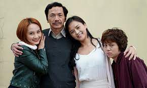 Sau nhiều biến cố, cuối cùng, 3 cô con gái đều nhận ra hạnh phúc lớn nhất mà họ có được chính là một người bố luôn sẵn sàng bao bọc và nói về nhà đi con bất cứ khi nào họ cần một mái ấm. Ly Do Phim Vá» Nha Ä'i Con Thu Hut Khan Giáº£ Vnexpress Giáº£i Tri