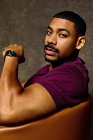 This English actor Aaron Pierre is trending. Why ? American and English  women are praising his charming look , they say he's the most handsome man  in the world right now plus