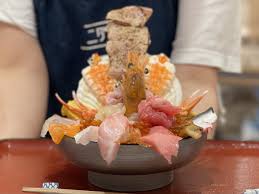 地域密着の魚屋さんの心意気よ…！ 東京ソラマチ「ニダイメ 野口鮮魚店」の丼の盛りが異次元すぎるのでとにかく見てほしい - ぐるなび みんなのごはん