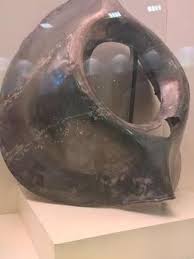 Sebab, dulu ummar bin khattab pernah melihat rasullullah saw selalu mencium hajar aswad setelah thawaf seperti yang tertuang dalam. Memutar Waktu Di Museum Haramain