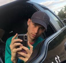 According to his linkedin profile, zurkuhlen is a former real estate agent who founded the tech company chipchop systems and is the chief of staff at get help. Tommy Dorfman Married Gay Husband Non Binary Bioagewho Co