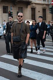 Street Style Shots Milan Fashion Week Day 2 Pause Online Men S Fashion Street Style Fashion News Streetwear Cool Street Fashion Styled Shot Fashion