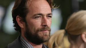 No mesmo dia, a fox studios anunciou o reinício da série barrados no baile.não se esqueça de se inscrev. Luke Perry Revelada Causa Da Morte Do Ator De Febre Em Beverly Hills