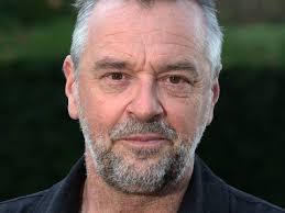 We staan zo dicht dat ze in ons achterwerk knijpen”: 'Tien om te  zien'-presentatoren onthullen details achter de schermen