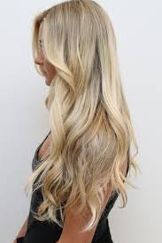 Le 07 04 2019 bonjour a vous toutes et tous aujourd'hui je vous retrouve avec plaisir pour un tutoriel balayage sur cheveux longs et fins beaucoup de. Idee Coiffure Couleur Blonde Cheveux Longs Boucles Balayage Blond Debardeur Noir Cheveux Madame Tn Magazine Feminin Numero 1 Mode Beaute Shopping Lifestyle