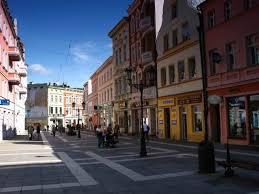 Jedna z dwóch stolic województwa lubuskiego, „zachodnia brama do polski usytuowana na siedmiu wzgórzach pomiędzy odrą a bobrem z ciekawymi atrakcjami turystycznymi. Fernbus Zielona Gora Zob