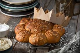 Calling the dreikönigskuchen a cake is somewhat a misnomer as it is really more of a sweet roll. Schweizer Dreikonigskuchen Vegan Rezept Von Streusel