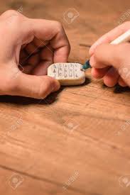 消しゴムで答えを書くことによってテストでカンニングの人の写真素材・画像素材 Image 81759150