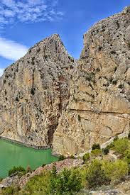 Er verläuft direkt am wasser, über brücken und stege durch den wald oder entlang des steilhangs bis zu hundert meter über dem fluss. Die Restaurierung Des Caminito Del Rey