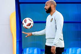 Das duell der nachbarn zwischen frankreich und belgien eröffnet das halbfinale. Der Franzose Thierry Henry Unterstutzt Belgien Als Co Trainer Fussball Wm Badische Zeitung