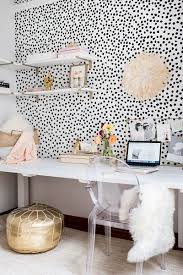 Barang langka satu ini bisa anda coba untuk kamar tidur yang bergaya vintage dan industrial. 8 Cara Kreatif Dan Mudah Dekorasi Dinding Kamar Tidur Anda Tips Apartemen Properti Di Indonesia Maison De Res