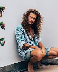 Si ritagliano poi un posto importante i tagli di capelli uomo lunghi sfumati e scalati. L Uomo Con I Capelli Lunghi E Di Moda Nel 2019 Affascinante E Sensuale
