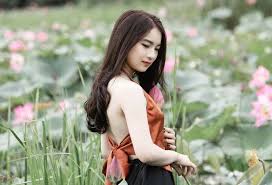 Gaya rambut yang cocok buat kamu yang berwajah bulat selajutnya adalah daya rambut bob layer. Tren Model Rambut Panjang Ala Wanita Korea Garnesia Com