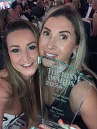 Lesley Dennison's Instagram, Twitter & Facebook