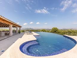 Set in a plot of land of approximately 4.500m2 enjoys a peaceful location just a short drive from the town and pollensa''s golf course, it is also just 10 minutes away from the nearby beaches of puerto pollensa, cala de sant vicens and puerto alcudia. Finca Mallorca Wundervolle Finca In Ruhiger Lage Son Fe In Alcudia