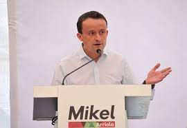 Esposo de jimena y papá de santiago. Chilango Mikel Arriola El Candidato Conservador Por La Cdmx