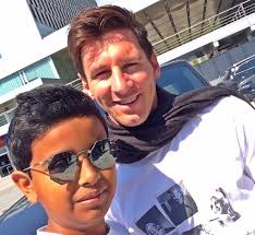 ابن ملياردير إماراتي يعيش حياة فارهة للغاية .. سيارته بربع مليون وعمره لا  يسمح له بالقيادة ولديه 400 نمر وأسد!