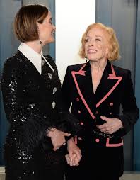 Bffs sarah paulson & amanda peet smooch at golden globes. Sarah Paulson Fait Une Jolie Declaration D Amour A Sa Compagne Holland Taylor Elle