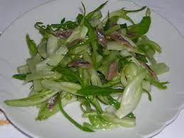 Io le ho scoperte in età adulta da suban, l'ottimo ristorante triestino che le propone come accompagnamento dell'antipasto di carne di manzo. Puntarelle Con Le Acciughe In Cucina Con Zia Lora