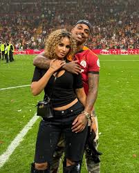 Que perfeitos! ❤️‍🔥 Mario Lemina, jogador gabonês, e a modelo belga Fanny  Neguesha chamou a atenção nas redes sociais pela beleza do casal. No último  mês, o atleta a pediu em casamento