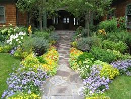 This Abundant Entry Garden Feels Thoroughly In Balance As The Composition Draws On Elements That Traditional Landscape Front Yard Garden Front Yard Landscaping