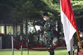Materi ini sebagai pengantar bagi siswa untuk mampu membandingkan antara peristiwa dan dinamika yang terjadi di masyarakat dengan praktik ideal pancasila sebagai dasar negara dan pandangan hidup bangsa (3.1). Rektor Unhan Strategis Dosen Sebagai Kader Bela Negara Dan Ikut Serta Menjaga Persatuan Dan Kesatuan Bangsa