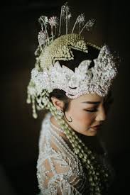 Riasan pernikahan adat jawa timur yang pertama berasal dari kabupaten sumenep, madura bernama pengantin lilin. Riasan Ronce Melati Jogjaputri Penasaran Seperti Apa Karakteristik Makeup Tradisional Buga Hajik