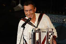 Weit, weit weg, heast as net, brenna tuat's guat, wieder hoam, koa hiatamadl mog i net, siagst as. Hubert Von Goisern Wikipedia