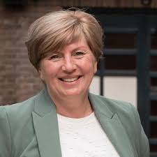 🌿 Even voorstellen: ik ben Sandra Sneevliet Na een lange loopbaan in het  bedrijfsleven besloot ik een heel andere weg in te slaan. Mijn eigen  ervaring met verlies liet me voelen hoe