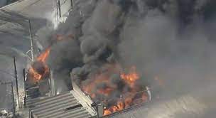 Veículos estacionados ao redor da construção também foram atingidos. Cfwdaxpacxwcum