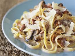 Schmale Bandnudeln Mit Pilzsosse Und Parmesanhobeln Rezept Bandnudeln Pilzsosse Pilzsauce