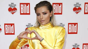 Sophia thomalla übt sich als stiefmama! Sophia Thomalla Fussballfans Lachen Uber Ihr Gelbes Minikleid