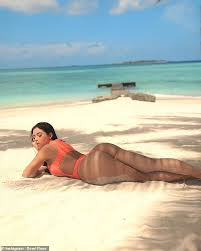 157 cm (5 feet 2 inches). Demi Rose Flaunts Her Very Peachy Derriere In An Orange Thong Swimsuit During Her Maldives Getaway Aktuelle Boulevard Nachrichten Und Fotogalerien Zu Stars Sternchen