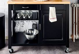 Pratique grâce à ses rangements, cette desserte de cuisine industrielle en bois massif propose un plateau haut amovible que l'on peut détacher du chariot roulant pour le poser sur la table. 10 Dessertes Roulantes Pour Gagner En Mobilite Blog But