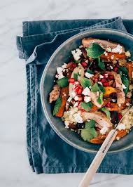 Gevogeltebouillon 100 gram komkommer 100 gram paprika 100 gram rode ui 3 tomaten ontveld en ontpit munt na smaak Couscous Salade Met Kip En Zoete Aardappel Uit Pauline S Keuken