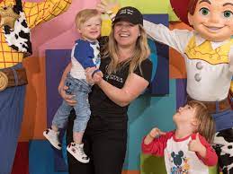 River rose and remy often crashes the kelly clarkson show kelly clarkson's children often make guest appearances on the kelly clarkson show. on one episode, they were seen running onstage to give their mom sweet hugs and kisses during her kellyoke segment. Kelly Clarkson Gave No Credit To The Easter Bunny For Her Kids Baskets