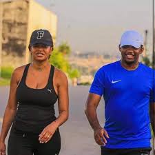 FORA DE CAMPO Samuel Eto'o e sua esposa, Georgette, em pleno dia de  exercícios nas ruas de Abidjan. Viramcomo?!😍