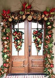 See more ideas about christmas holidays, christmas fun, christmas diy. Pin By Bradley Bemboom On Ideas Para Decorar En Navidad Front Door Christmas Decorations Christmas Door Decorations Christmas Decorations Garland