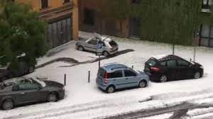 Starker regen, wind, sturm, gewitter oder hagel. Unwetter Italien Hagel Verwandelt Bergamo In Schneelandschaft Wetter De
