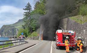 Die axenstrasse ist eine zufahrtsachse zur gotthardautobahn. 4zzomcxugtbzqm