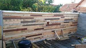 Avec le bois, vous aurez un certain rendu, mais pour habiller un mur fait de parpaings, vous pouvez opter pour une canisse avec des bambous entiers ou fendus. Epingle Sur Palette