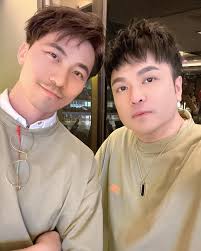 中年好声音2 我哋毕业啦🥳 满满的回忆涌上心头🥺  当初一个人胆粗粗选择来香港🇭🇰参加TVB真人show一个不小心就比了9个月还认识了过百位同学仔🫶🏻  我们这个大家庭都好有爱，希望以后我哋都keep住这份爱。把这份爱一直传下去🫶🏻 #中年好聲音2 #中年好聲音2燃烧声星之火