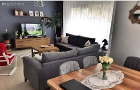 Bu Istanbul Evinde Grinin Sakinligine Ahsabin Sicakligi Karismis Ev Gezmesi 2020 Oturma Odasi Fikirleri Mobilya Fikirleri Evler